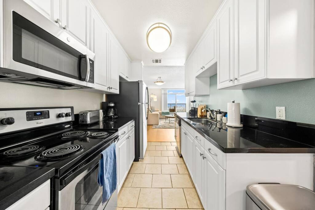 Smoky Quartz -marina View Spacious 3br Near Yacht Club Apartamento