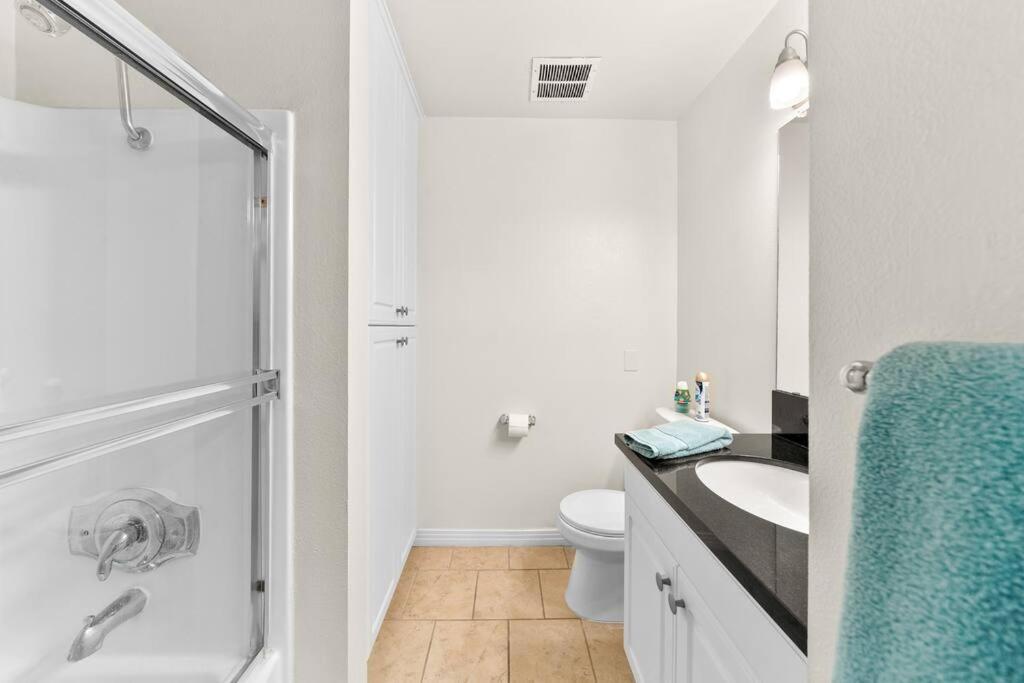 Smoky Quartz -marina View Spacious 3br Near Yacht Club Apartamento
